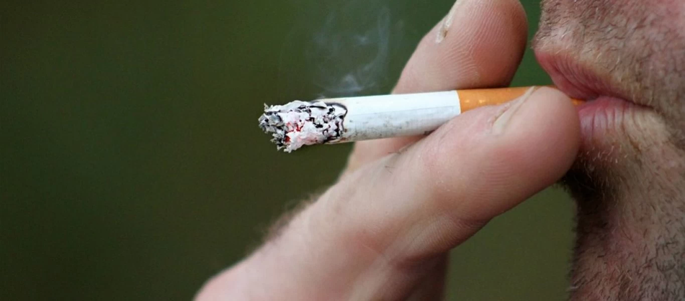 Οι καπνιστές αντιμετωπίζουν αυξημένο κίνδυνο για επιπλοκές από τον κορωνοϊό σύμφωνα με νέα μελέτη